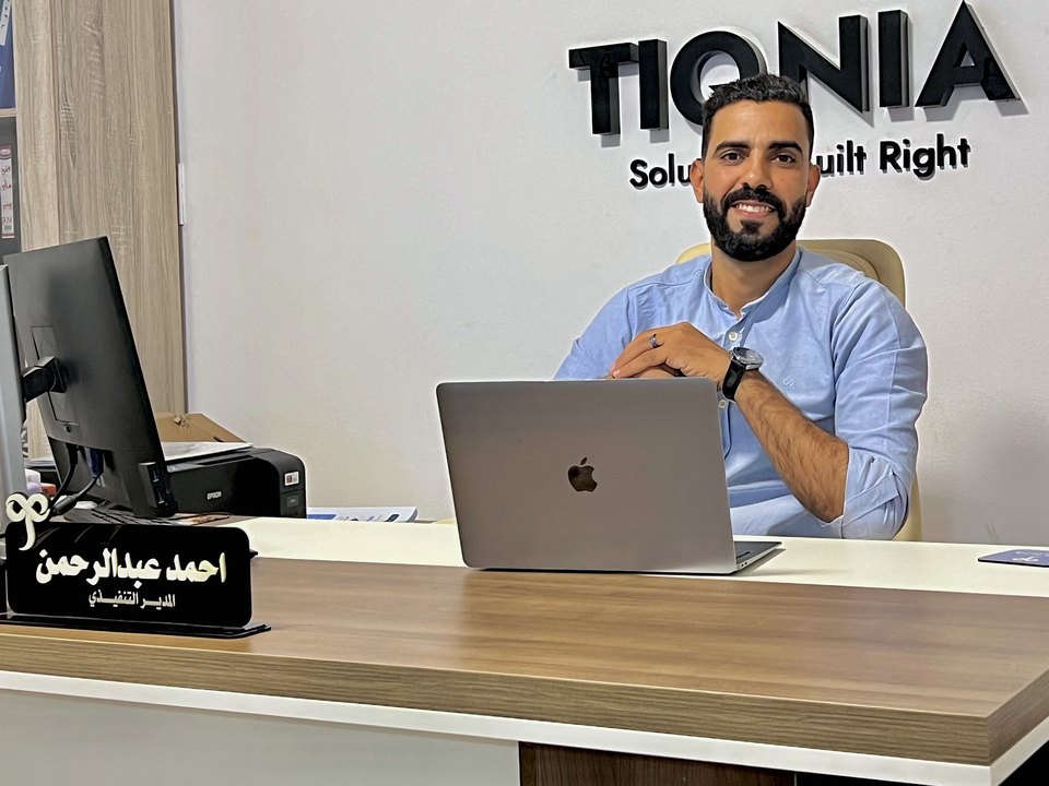 أحمد عبدالرحمن، المؤسس والرئيس التنفيذي لتقنية، في مكتب الشركة بالدقي